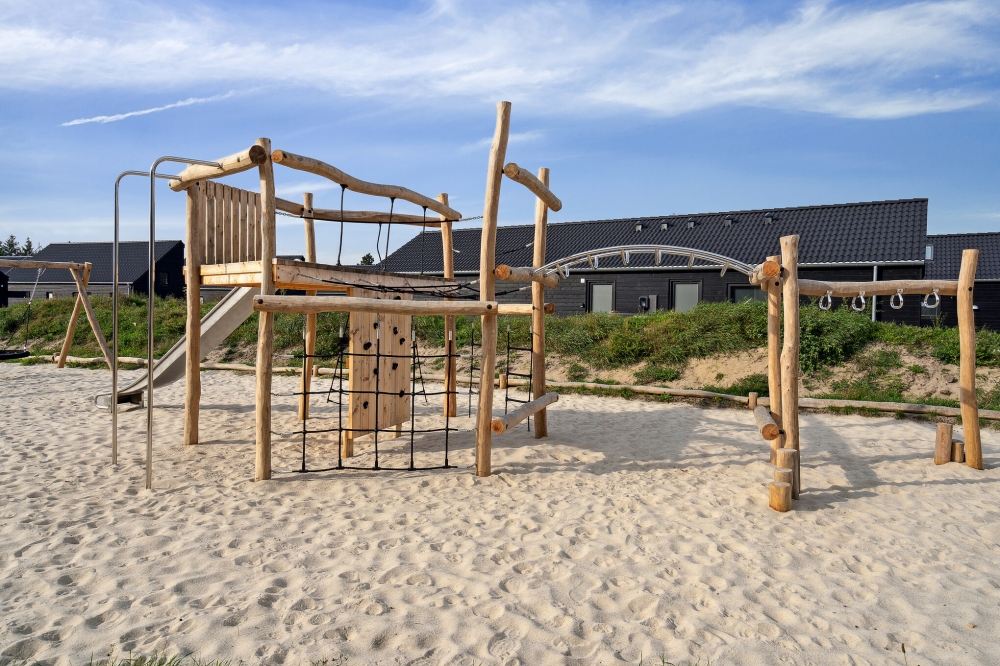 Zu dem attraktiven Ferienhaus Nr. 600 in Südjütland gehört auch ein tolles Angebot im Außenbereich, z. B. Spieleturm und Schaukeln