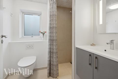 Eines der Badezimmer im Luxusferienhaus Nr. 600