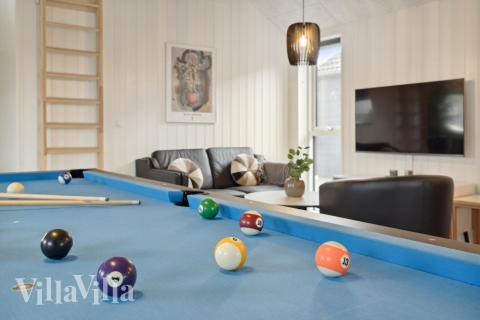 Neben den vielen schönen Stunden, die man im Poolbereich des Hauses verbringen kann, bietet das Luxusferienhaus 600 auch Spielevergnügen bei Billard/Tischtennis und Darts