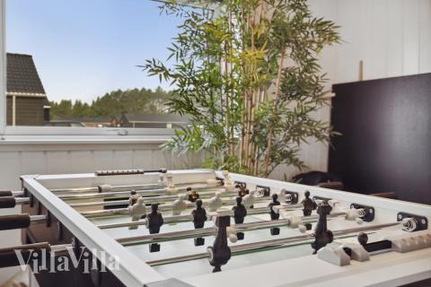 Das Luxusferienhaus 600 für 18 Personen hat einen großen Aktivitätsraum mit u. a. Billard und Darts