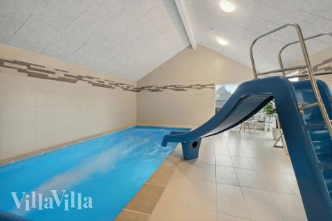 Das Ferienhaus 600 hat einen schicken Poolbereich mit Wasserrutsche, einem geräumigen, eingelassenen Whirlpool und einer Sauna.