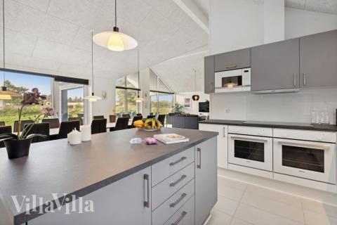 Die Küche in dem Luxusferienhaus Nr. 600 ist so gut ausgestattet, dass man problemlos Mahlzeiten für 18 Personen zubereiten kann.