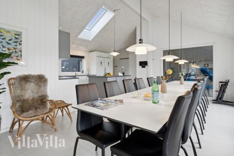 Der große, lichtdurchflutete Aufenthaltsraum im Luxusferienhaus Nr. 600 für 18.