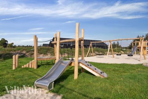 Zu dem attraktiven Ferienhaus Nr. 595 in Südjütland gehört auch ein tolles Angebot im Außenbereich, z. B. Spieleturm und Schaukeln