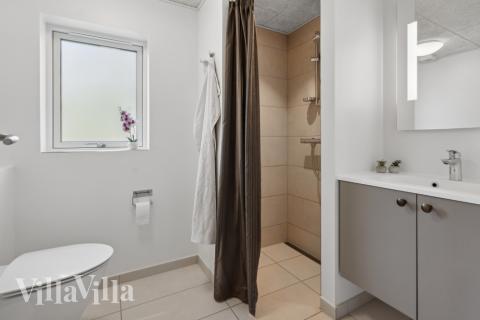 Eines der Badezimmer im Luxusferienhaus Nr. 595