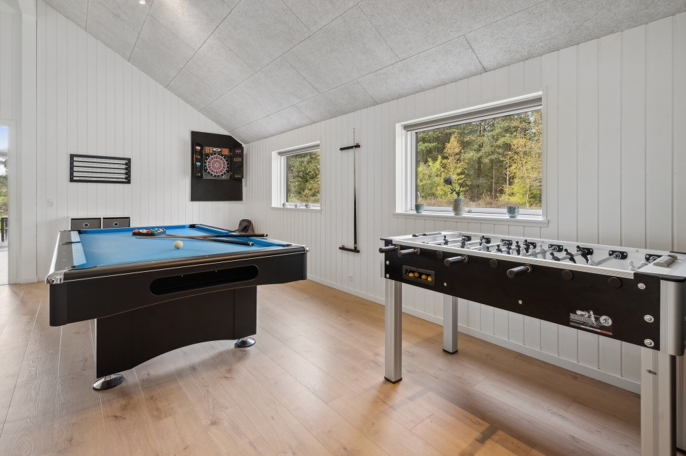 Aktivitätsraum im Luxusferienhaus Nr. 595 mit 6 Schlafzimmern und Platz für 16 Gäste.