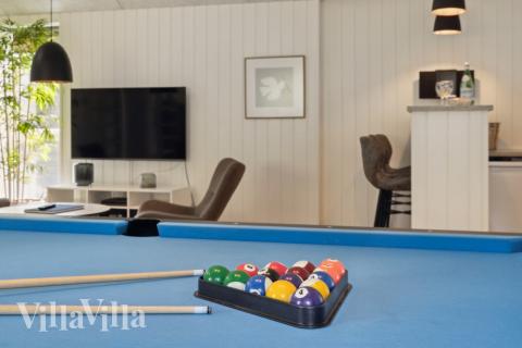 Das Luxusferienhaus 595 für 16 Personen hat einen großen Aktivitätsraum mit u. a. Billard und Darts