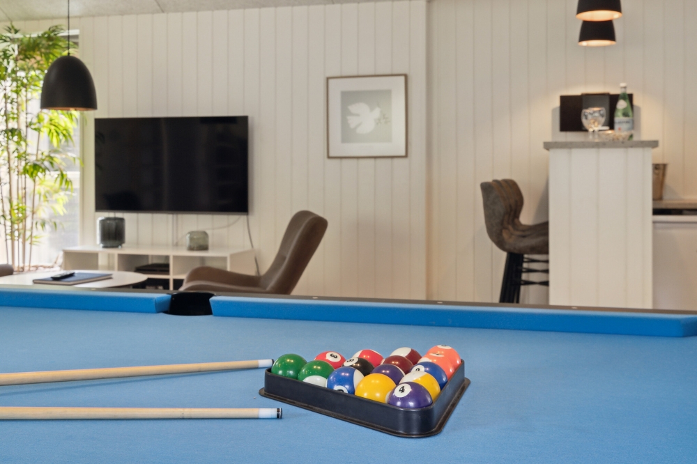 Das Luxusferienhaus 595 für 16 Personen hat einen großen Aktivitätsraum mit u. a. Billard und Darts