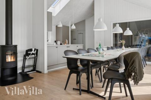 Der Aufenthaltsraum bietet Platz für 16 Personen, wenn ihr das Ferienhaus 595 in Südjütland besucht.