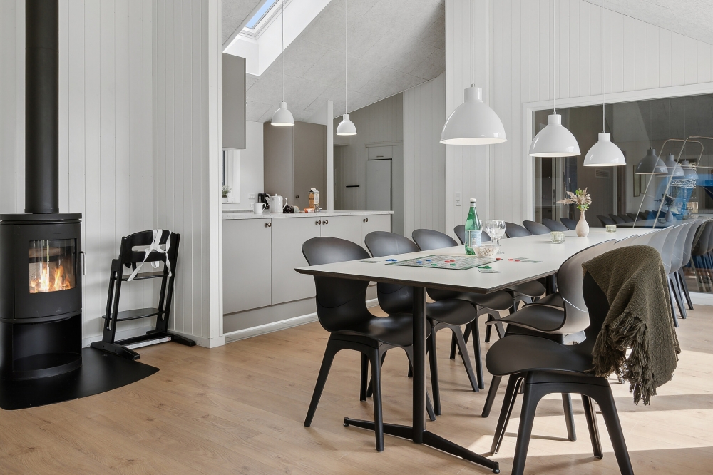 Der Aufenthaltsraum bietet Platz für 16 Personen, wenn ihr das Ferienhaus 595 in Südjütland besucht.