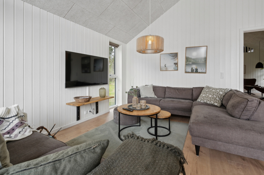 Die Couch im Luxusferienhaus Nr. 595 in Südjütland lädt zu Gesellschaftsspielen oder zu Kinoabenden ein.