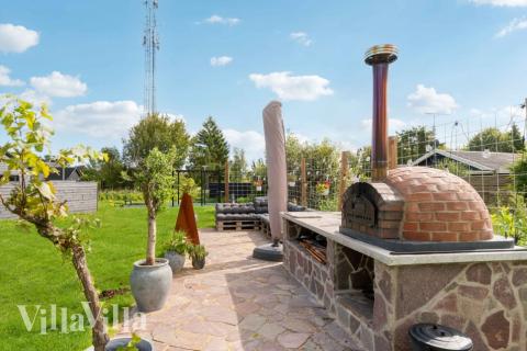 Zu dem attraktiven Ferienhaus Nr. 582 in Nordseeland gehört auch ein tolles Angebot im Außenbereich, z. B. Spieleturm und Schaukeln