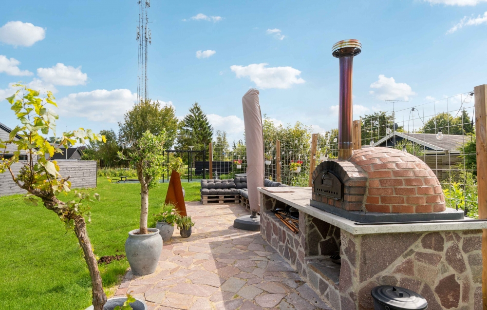Zu dem attraktiven Ferienhaus Nr. 582 in Nordseeland gehört auch ein tolles Angebot im Außenbereich, z. B. Spieleturm und Schaukeln