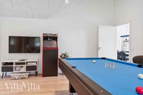 Neben den vielen schönen Stunden, die man im Poolbereich des Hauses verbringen kann, bietet das Luxusferienhaus 582 auch Spielevergnügen bei Billard/Tischtennis und Darts