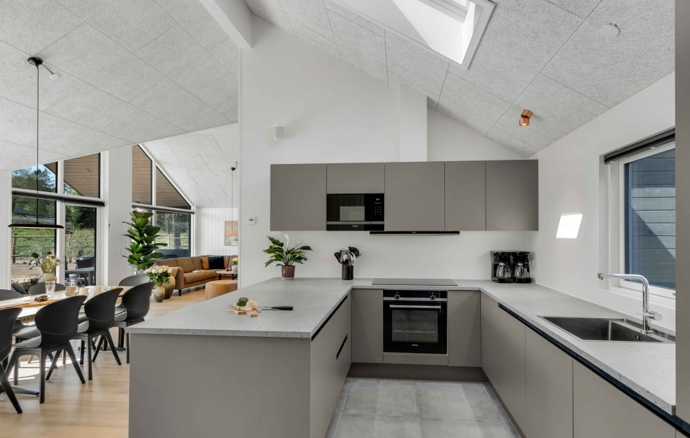 Die Küche in dem Luxusferienhaus Nr. 582 ist so gut ausgestattet, dass man problemlos Mahlzeiten für 14 Personen zubereiten kann.