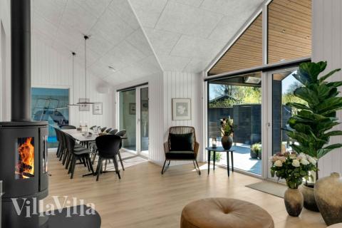 Die Couch im Luxusferienhaus Nr. 582 in Nordseeland lädt zu Gesellschaftsspielen oder zu Kinoabenden ein.