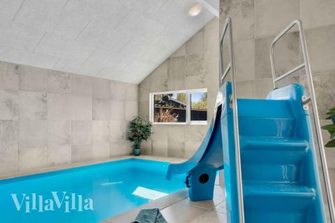 Das Ferienhaus 582 hat einen schicken Poolbereich mit Wasserrutsche, einem geräumigen, eingelassenen Whirlpool und einer Sauna.