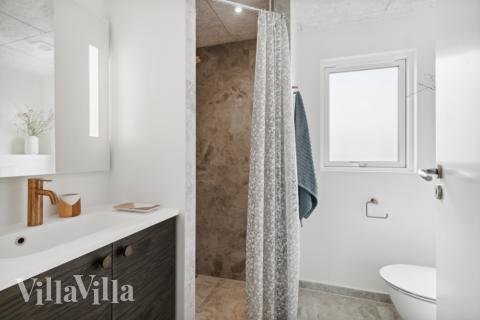 Eines der Badezimmer im Luxusferienhaus Nr. 584