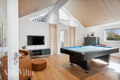 Das Luxusferienhaus 584 für 14 Personen hat einen großen Aktivitätsraum mit u. a. Billard und Darts