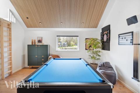 Neben den vielen schönen Stunden, die man im Poolbereich des Hauses verbringen kann, bietet das Luxusferienhaus 584 auch Spielevergnügen bei Billard/Tischtennis und Darts