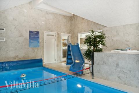 Das Ferienhaus 584 hat einen schicken Poolbereich mit Wasserrutsche, einem geräumigen, eingelassenen Whirlpool und einer Sauna.