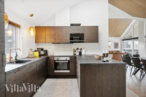 Die Küche in dem Luxusferienhaus Nr. 584 ist so gut ausgestattet, dass man problemlos Mahlzeiten für 14 Personen zubereiten kann.