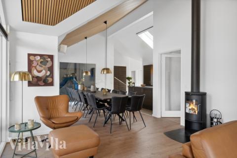 Die Couch im Luxusferienhaus Nr. 584 in Nordseeland lädt zu Gesellschaftsspielen oder zu Kinoabenden ein.