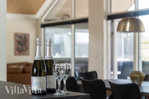 Der große, lichtdurchflutete Aufenthaltsraum im Luxusferienhaus Nr. 584 für 14.