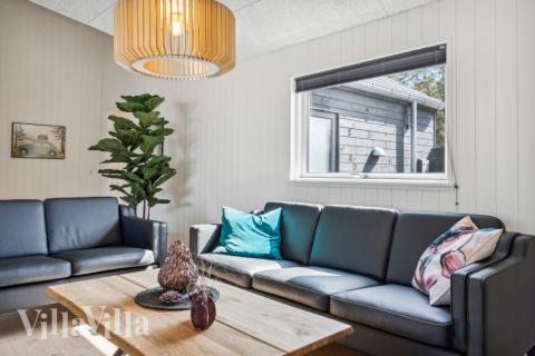 Die Couch im Luxusferienhaus Nr. 585 in Westjütland lädt zu Gesellschaftsspielen oder zu Kinoabenden ein.