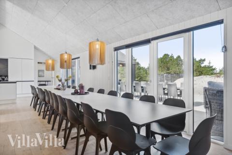 Der große, lichtdurchflutete Aufenthaltsraum im Luxusferienhaus Nr. 585 für 24.