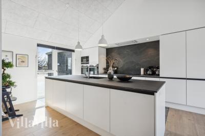 Die Küche in dem Luxusferienhaus Nr. 585 ist so gut ausgestattet, dass man problemlos Mahlzeiten für 24 Personen zubereiten kann.
