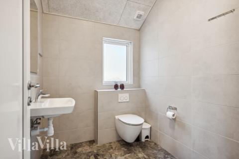 Eines der Badezimmer im Luxusferienhaus Nr. 585