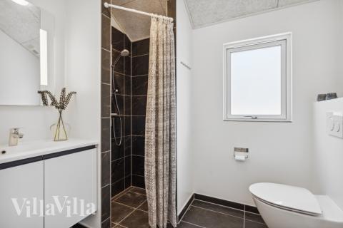 Im Luxusferienhaus Nr. 585 für 24 Personen gibt es Bad mit Dusche.