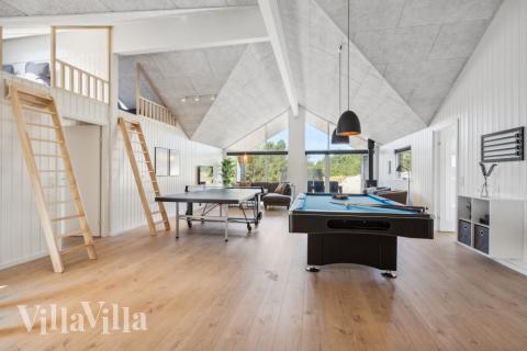 Das Luxusferienhaus 585 für 24 Personen hat einen großen Aktivitätsraum mit u. a. Billard und Darts