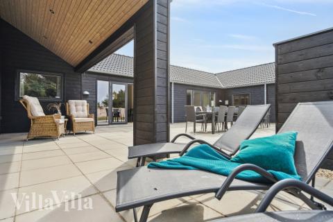 Genießen Sie einen Grillabend auf der Terrasse des Luxusferienhauses Nr. 585 in Westjütland