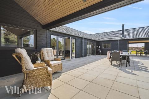 Das Luxusferienhaus Nr. 585 hat eine tolle Terrasse, die mit hochwertigen Gartenmöbeln für 24 Personen ausgestattet ist.