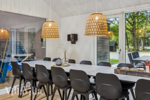 Der große, lichtdurchflutete Aufenthaltsraum im Luxusferienhaus Nr. 750 für 18.