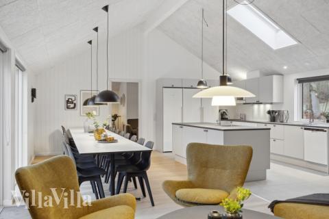 Die Couch im Luxusferienhaus Nr. 751 in Deutschland lädt zu Gesellschaftsspielen oder zu Kinoabenden ein.