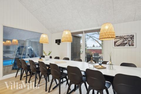 Der große, lichtdurchflutete Aufenthaltsraum im Luxusferienhaus Nr. 752 für 18.