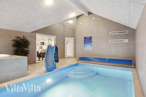 Das Ferienhaus 752 hat einen schicken Poolbereich mit Wasserrutsche, einem geräumigen, eingelassenen Whirlpool und einer Sauna.