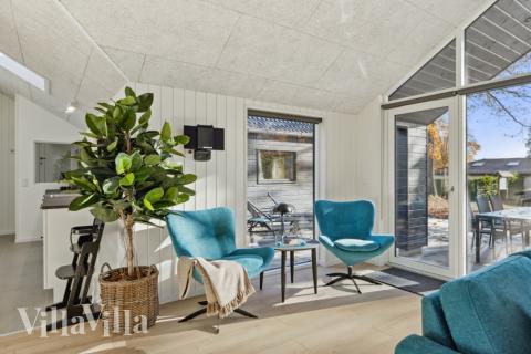 Die Couch im Luxusferienhaus Nr. 753 in Deutschland lädt zu Gesellschaftsspielen oder zu Kinoabenden ein.