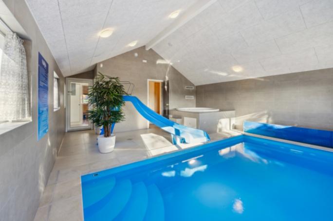 Das Ferienhaus 753 hat einen schicken Poolbereich mit Wasserrutsche, einem geräumigen, eingelassenen Whirlpool und einer Sauna.