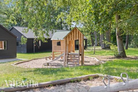 Zu dem attraktiven Ferienhaus Nr. 753 in Deutschland gehört auch ein tolles Angebot im Außenbereich, z. B. Spieleturm und Schaukeln