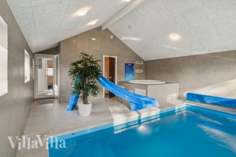 Das Ferienhaus 754 hat einen schicken Poolbereich mit Wasserrutsche, einem geräumigen, eingelassenen Whirlpool und einer Sauna.