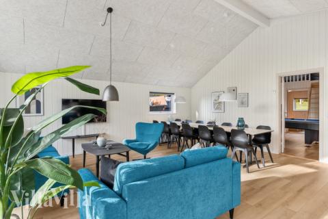 Die Couch im Luxusferienhaus Nr. 754 in Deutschland lädt zu Gesellschaftsspielen oder zu Kinoabenden ein.