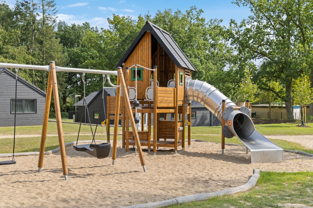 Zu dem attraktiven Ferienhaus Nr. 754 in Deutschland gehört auch ein tolles Angebot im Außenbereich, z. B. Spieleturm und Schaukeln