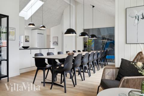 Der große, lichtdurchflutete Aufenthaltsraum im Luxusferienhaus Nr. 755 für 16.