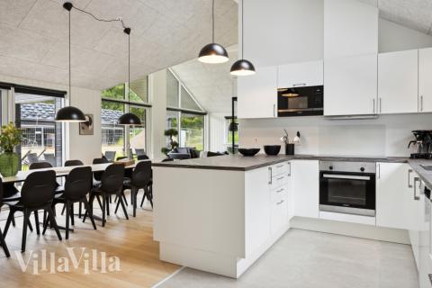 Die Küche in dem Luxusferienhaus Nr. 755 ist so gut ausgestattet, dass man problemlos Mahlzeiten für 16 Personen zubereiten kann.