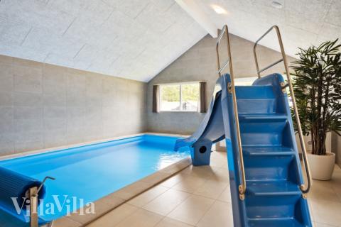 Das Ferienhaus 755 hat einen schicken Poolbereich mit Wasserrutsche, einem geräumigen, eingelassenen Whirlpool und einer Sauna.