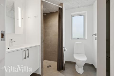 Eines der Badezimmer im Luxusferienhaus Nr. 755